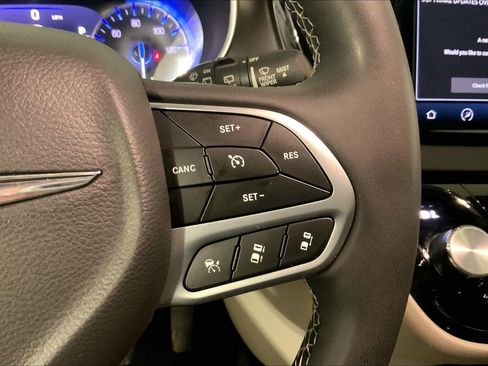 Used 2024 Chrysler Pacifica Touring-L FWD image 19