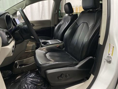 Used 2022 Chrysler Pacifica Touring-L image 4