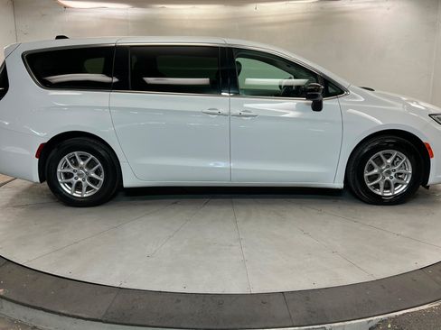 Used 2024 Chrysler Pacifica Touring-L FWD image 7