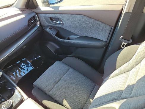 Used 2023 Nissan Rogue SV image 16