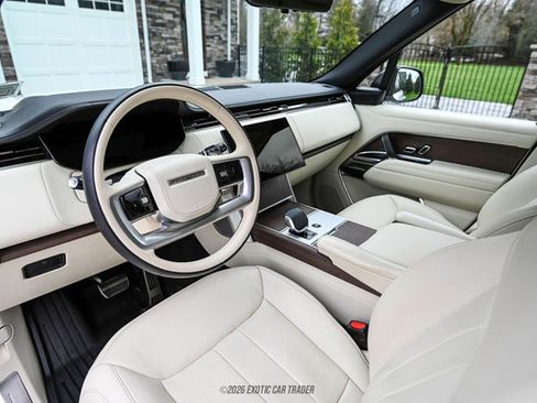 Used 2025 Land Rover Range Rover SE image 34