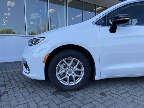 Used 2024 Chrysler Pacifica Touring-L image 10