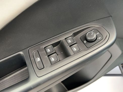 New 2026 Volkswagen Taos SE image 13