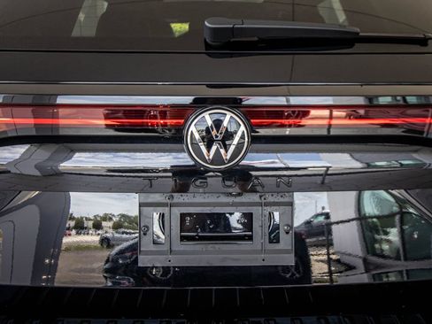 Certified 2025 Volkswagen Tiguan SE R-Line FWD image 16