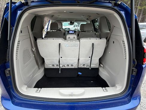 Used 2021 Chrysler Pacifica Touring-L w/ Uconnect Theater Family Group image 13