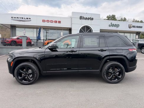 New 2026 Jeep Grand Cherokee Limited w/ Limited Altitude Package AWD/4WD image 3