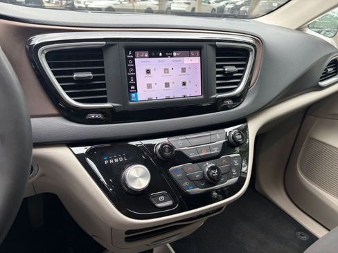 Used 2022 Chrysler Voyager LX FWD image 21