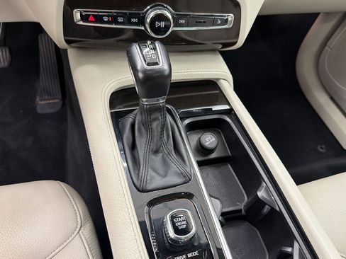 Used 2018 Volvo XC90 T6 Momentum w/ Convenience Package AWD/4WD image 18