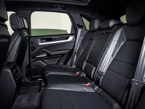 Certified 2025 Porsche Cayenne AWD/4WD image 17