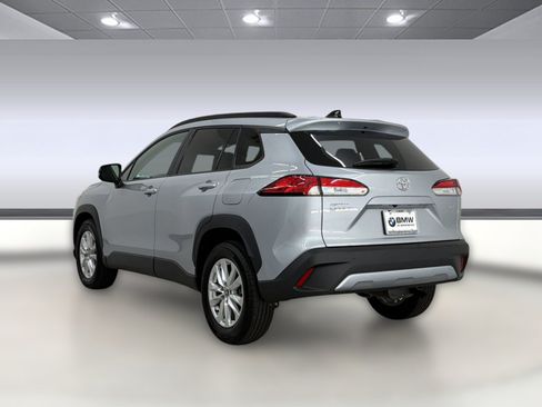Used 2025 Toyota Corolla Cross LE FWD image 3