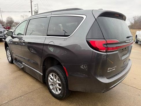 Used 2022 Chrysler Pacifica Touring-L image 3