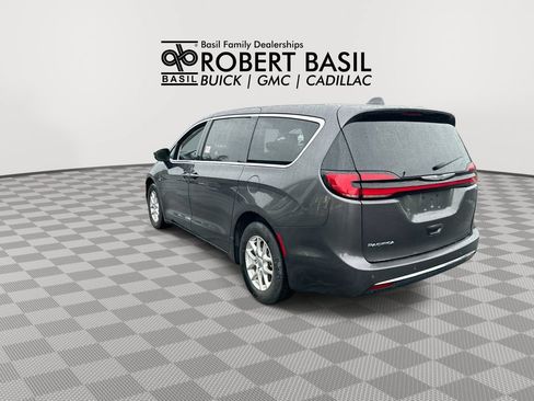 Used 2023 Chrysler Pacifica Touring-L FWD image 6