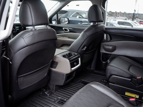Used 2025 Kia Carnival image 25