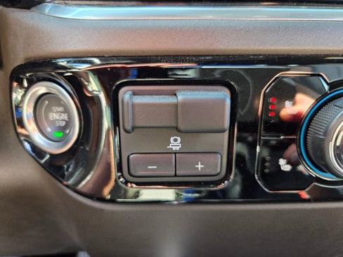 Used 2025 Chevrolet Silverado 1500 LT w/ Leather Package AWD/4WD image 27