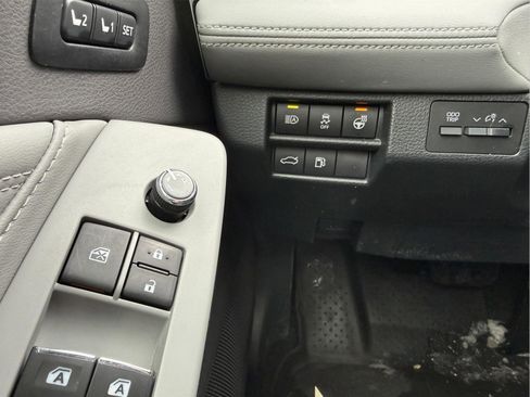 Used 2019 Toyota Avalon Limited image 18