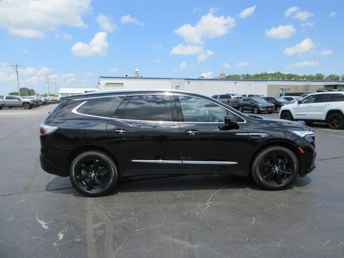 Used 2024 Buick Enclave Essence w/ Experience Buick Package FWD image 5