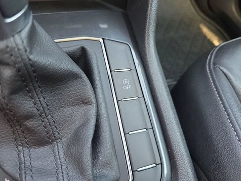 Used 2018 Volkswagen Tiguan SE w/ Panoramic Sunroof Package FWD image 34