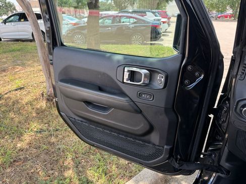 Used 2025 Jeep Wrangler Unlimited Sahara AWD/4WD image 20