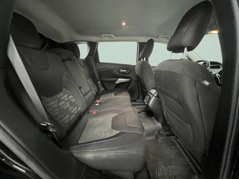 Used 2020 Jeep Cherokee Latitude AWD/4WD image 39