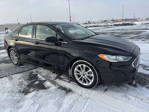 Used 2019 Ford Fusion SE image 3