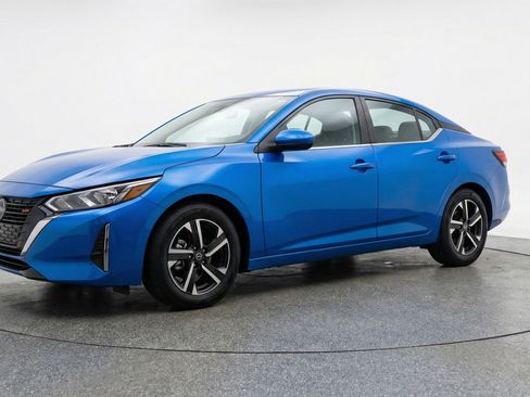 Used 2025 Nissan Sentra SV image 3