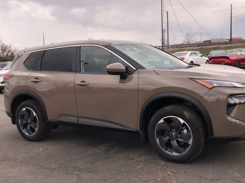 Used 2025 Nissan Rogue SV image 2