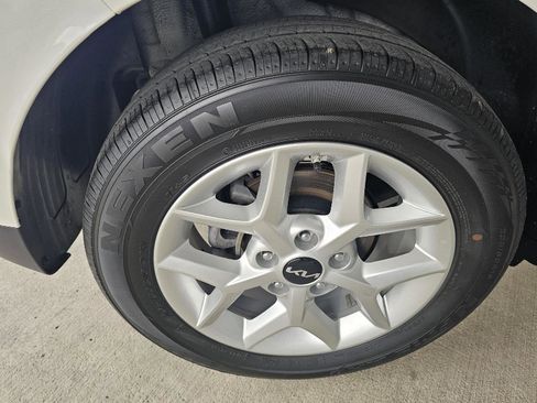 Used 2025 Kia Soul LX w/ LX Technology Package FWD image 10