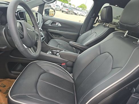 Used 2026 Chrysler Pacifica Limited AWD/4WD image 6