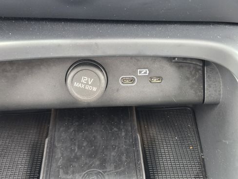 Used 2025 Volvo XC40 B5 Plus image 28