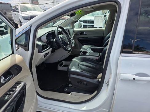 Used 2022 Chrysler Pacifica Touring-L image 9