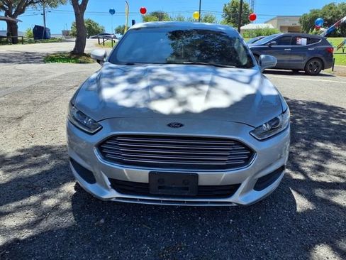 Used 2016 Ford Fusion SE FWD image 2