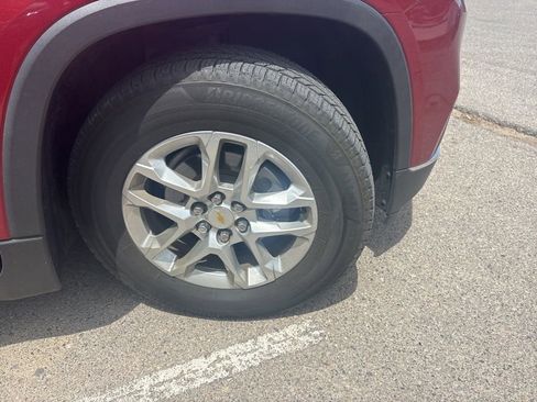 Used 2020 Chevrolet Traverse LT image 2