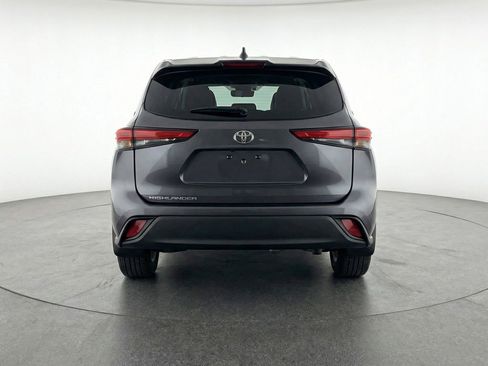 Used 2025 Toyota Highlander LE FWD image 7