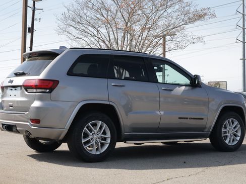 Used 2017 Jeep Grand Cherokee Altitude image 5