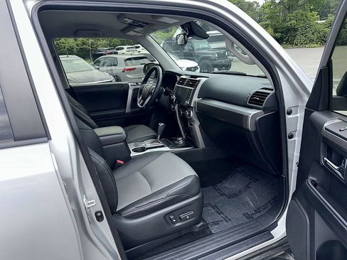 Used 2022 Toyota 4Runner SR5 Premium AWD/4WD image 27