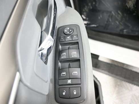 Used 2020 RAM 1500 Classic SLT w/ Luxury Group AWD/4WD image 19
