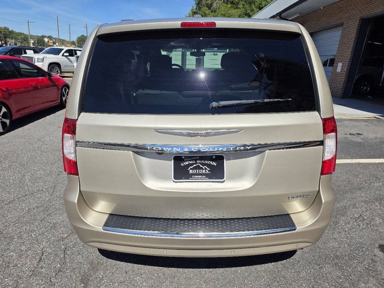 Used 2015 Chrysler Town & Country Limited Platinum FWD image 5