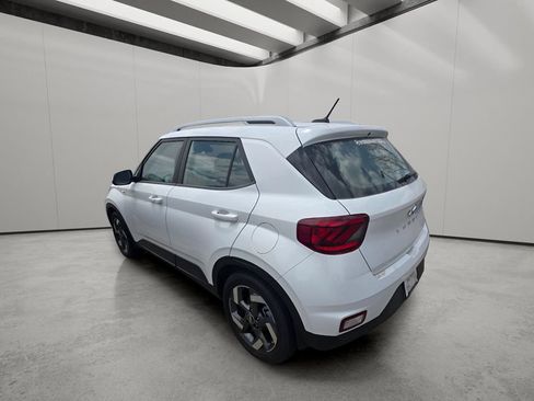 Used 2025 Hyundai Venue SEL FWD image 4