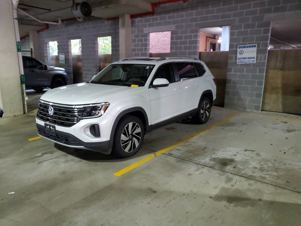 Used 2024 Volkswagen Atlas SEL AWD/4WD image 2