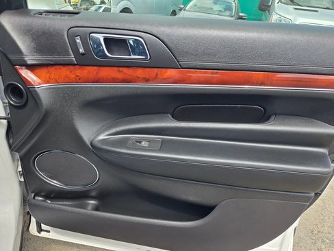 Used 2010 Lincoln MKT AWD image 16