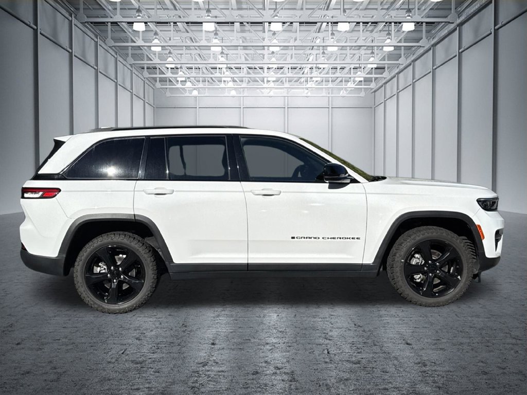 Used 2023 Jeep Grand Cherokee Altitude AWD/4WD image 8