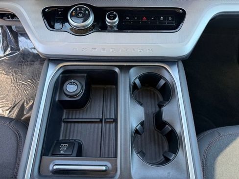 Used 2025 Ford Expedition Active image 19
