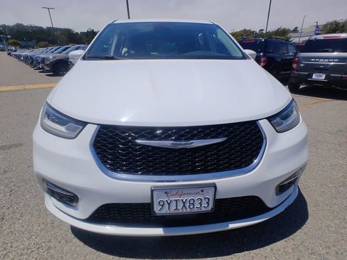 Used 2022 Chrysler Pacifica Touring-L FWD image 2