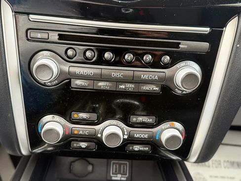 Used 2018 Nissan Pathfinder SV AWD/4WD image 17