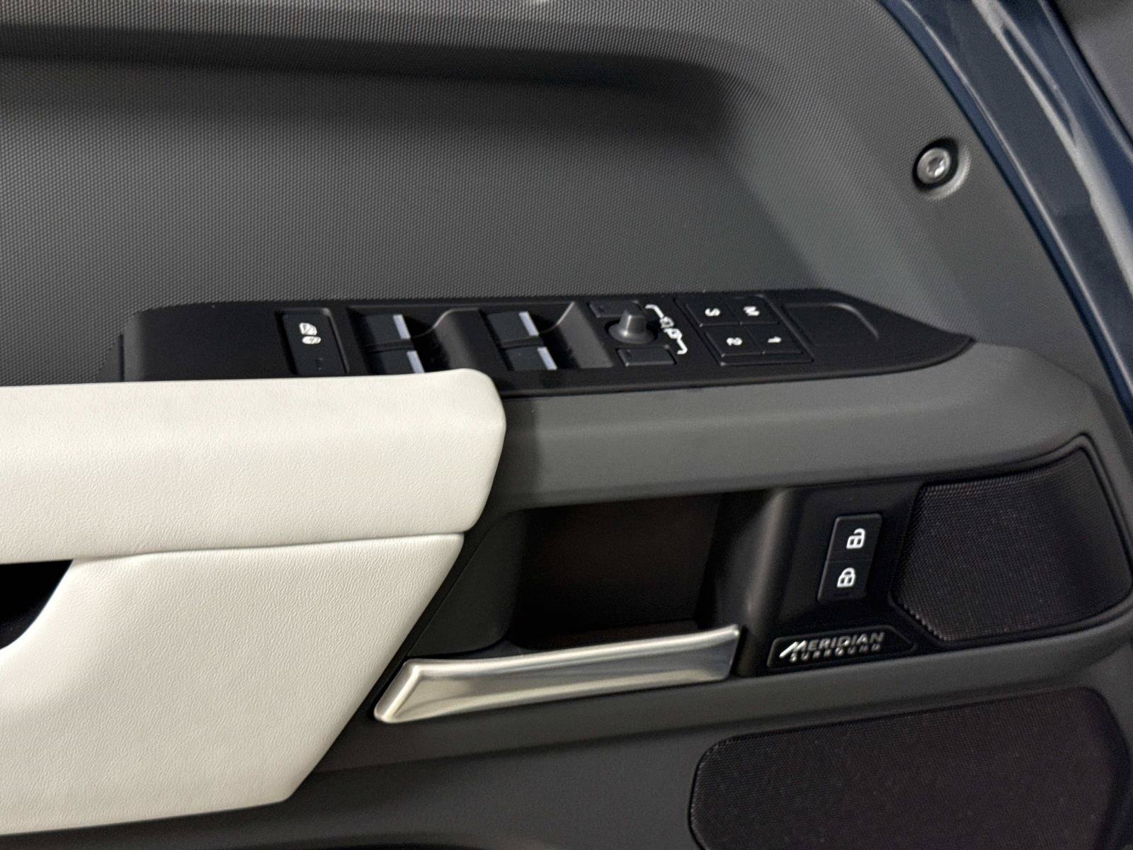 New 2026 Land Rover Defender 110 X-Dynamic SE AWD/4WD image 17