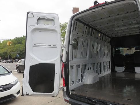 Used 2022 Mercedes-Benz Sprinter 2500 image 12
