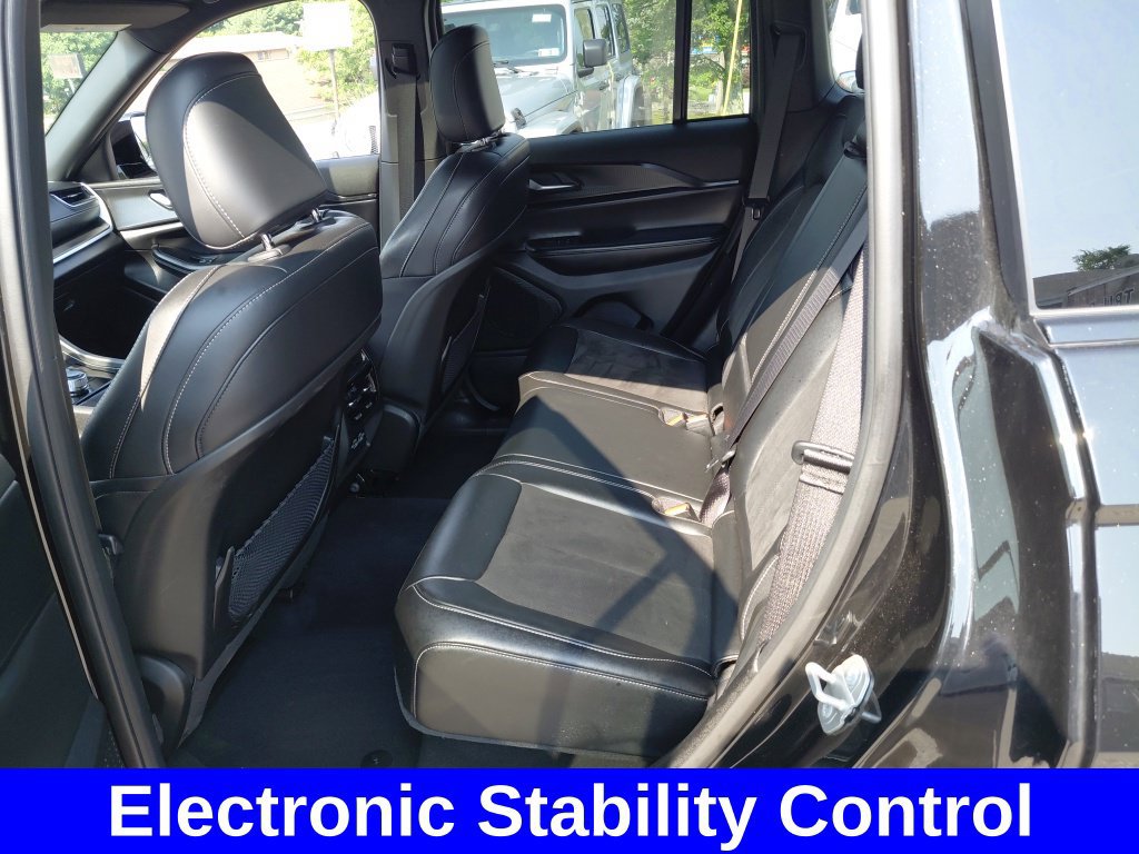 Used 2024 Jeep Grand Cherokee Altitude AWD/4WD image 24