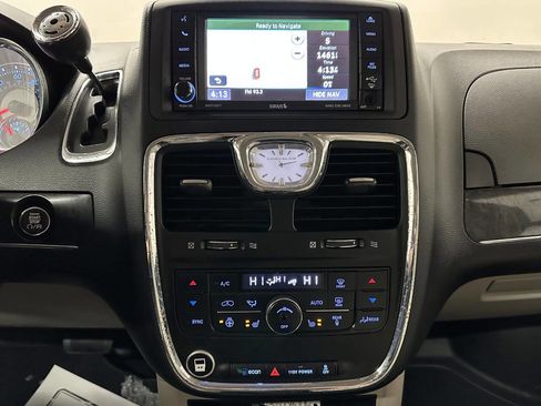 Used 2015 Chrysler Town & Country Touring-L w/ Driver Convenience Group image 13