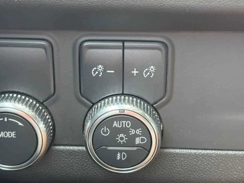 Used 2024 GMC Yukon SLT image 27