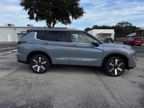 New 2026 Mitsubishi Outlander SE image 9